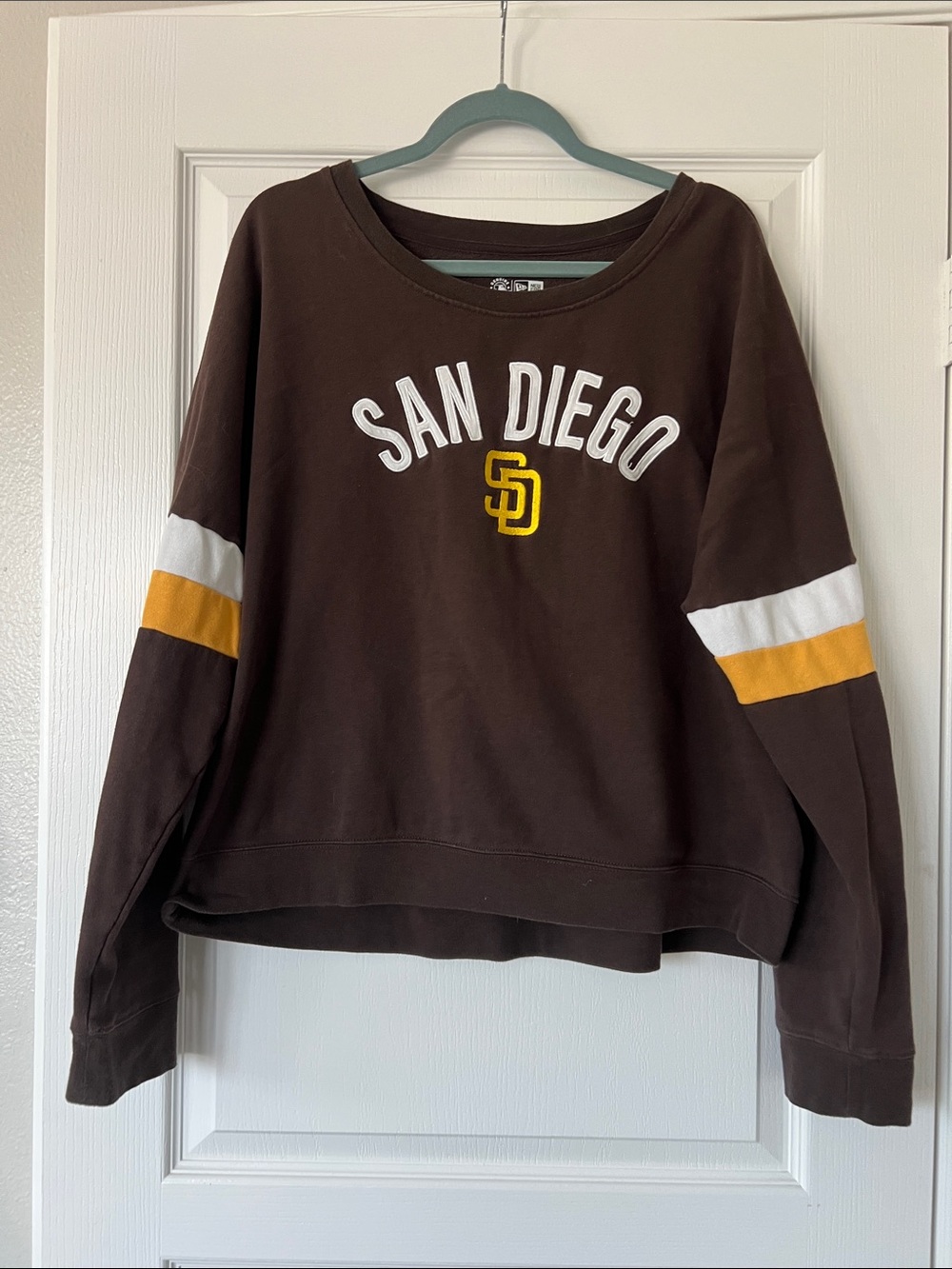 New Era Women's San Diego Padres scoop neck sweatshirt very good condition